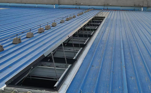 某城市大型商业综合体中庭蒲城排烟窗工程