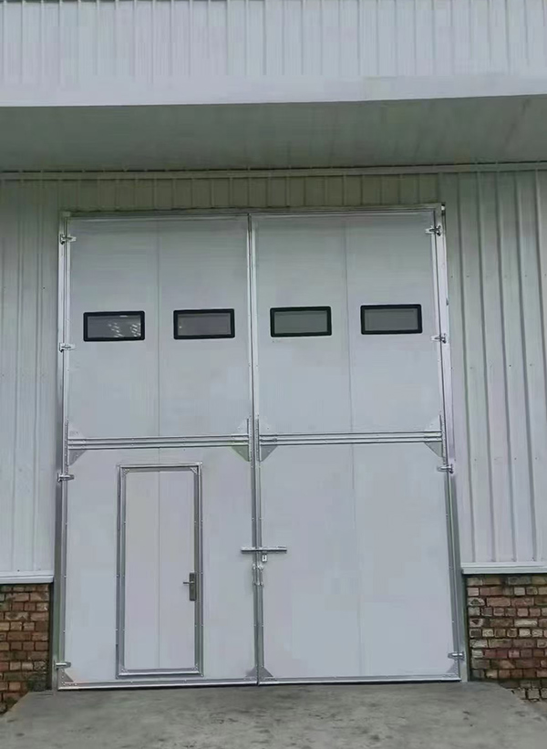 蒲城工业门在设备装配车间出入口的实施记录